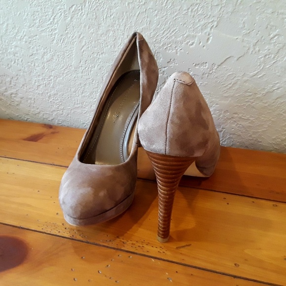 🌻 Banana Republic Pumps - Picture 3 of 5